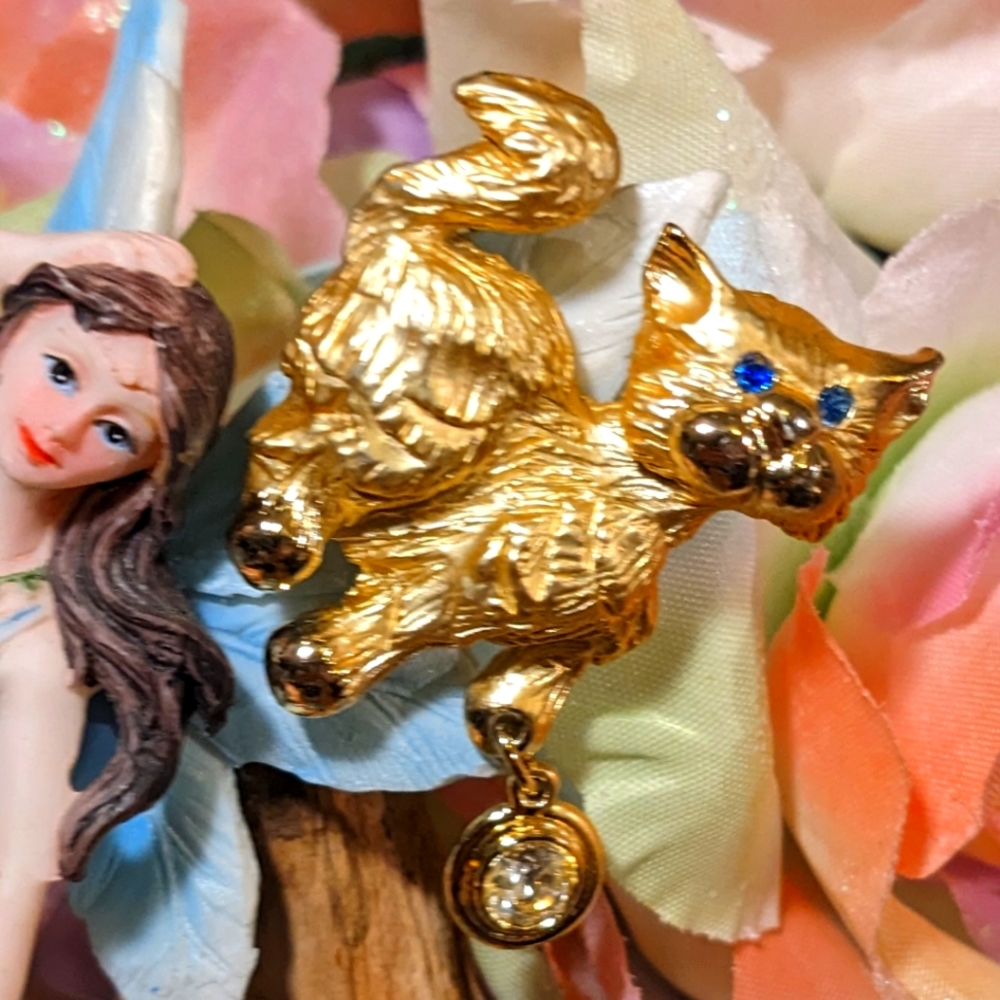 Cat Brooch with Hanging Crystal Cat Toy That adds Life and Movement! 💖🐱🥰